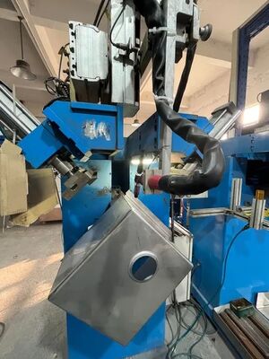 Усовершенствованная машина для прессования нижних углов кухонных моек для повышения эффективности